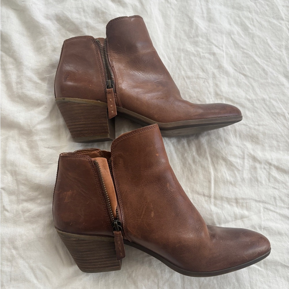 Frye Judith Double Zip. Like new. Sz 10.
